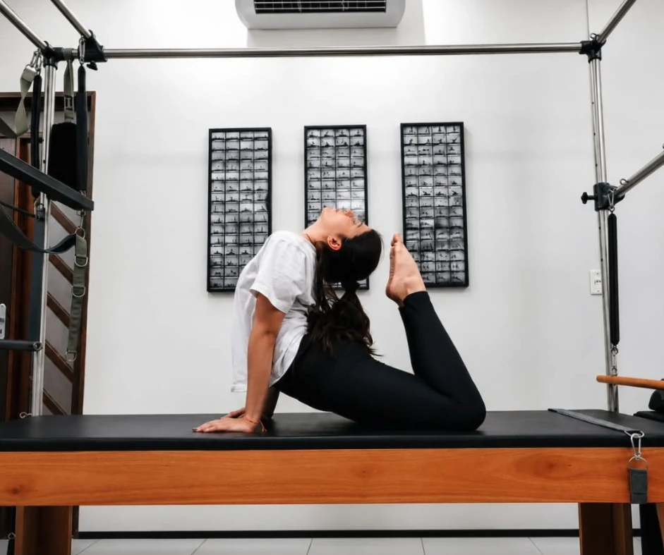 Prática de Pilates em equipamento na Prosper Clínica