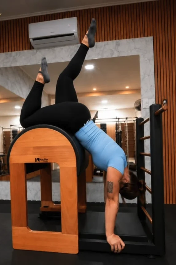 Aluna praticando Pilates no estúdio